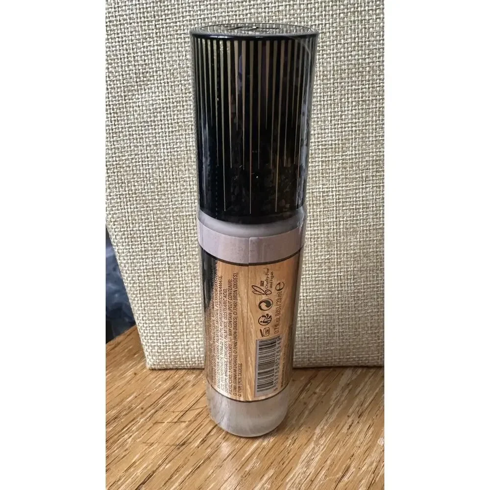 Makeup Revolution - Conceal & Glow Full Coverage Foundation - F2 Nude Vitamin C